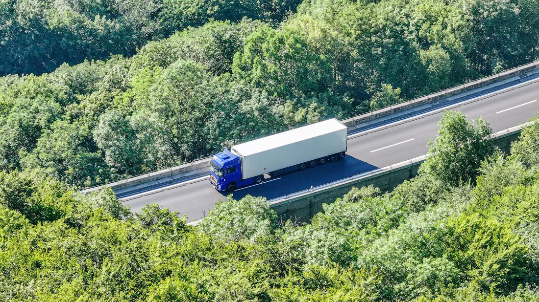 Der Lastwagen mit entzündlichem Gefahrgut steht auf der Autobahn 8 in Fahrtrichtung München. - Bild: Jason Tschepljakow/dpa