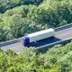 Der Lastwagen mit entzündlichem Gefahrgut steht auf der Autobahn 8 in Fahrtrichtung München. - Bild: Jason Tschepljakow/dpa