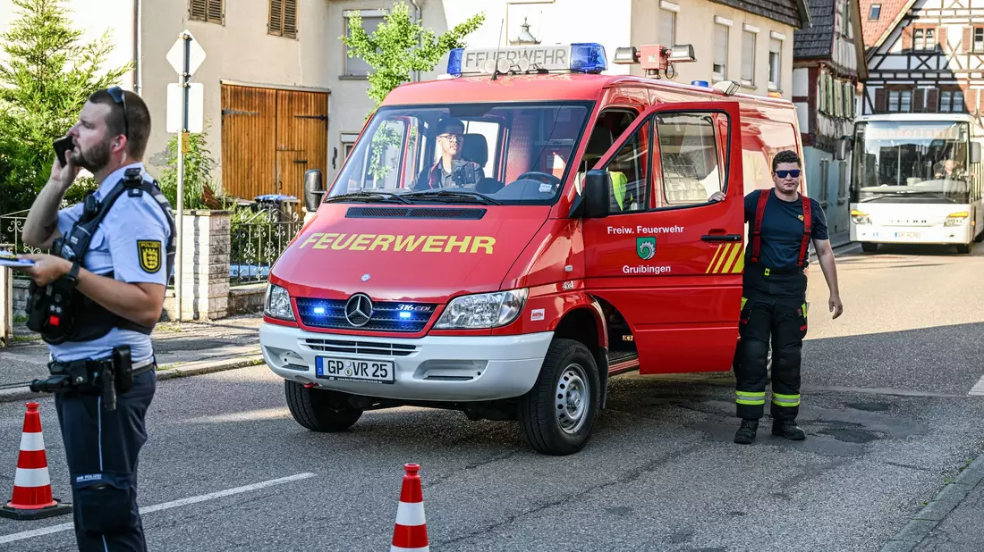 Wegen des havarierten Lastwagens mit Gefahrgut helfen hunderte Einsatzkräfte.  - Bild: Jason Tschepljakow/dpa