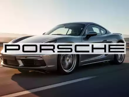 Ein eleganter, moderner Porsche 718 Sportwagen fährt auf einer offenen Straße, unscharfer Hintergrund deutet Geschwindigkeit an. - Foto: über boerse-global.de