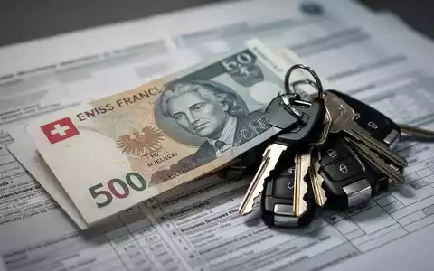 Ein Schweizer Franken-Schein und Autoschlüssel auf Finanzdokumenten, die fehlerhafte Steuerberechnungen und rechtliche Folgen symbolisieren. - Foto: über boerse-global.de
