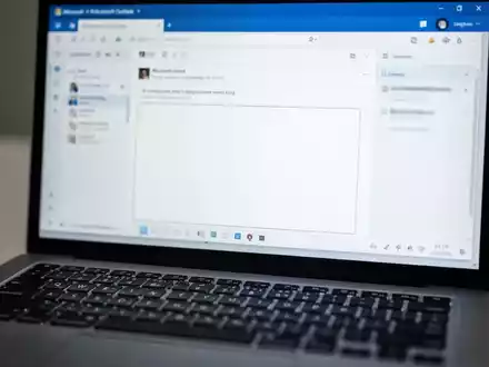 Close-up of a laptop keyboard with a blurred Outlook email on screen, showing a blank space in a reply email. - Foto: über boerse-global.de