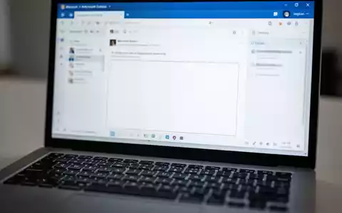 Close-up of a laptop keyboard with a blurred Outlook email on screen, showing a blank space in a reply email. - Foto: über boerse-global.de