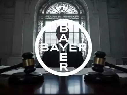 Ein Regierungsbeamter in Washington D.C. leitet eine Untersuchung ein, symbolisiert durch einen Schreibtisch mit Dokumenten. - Foto: über boerse-global.de