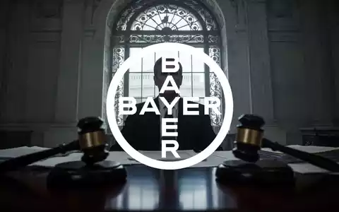 Ein Regierungsbeamter in Washington D.C. leitet eine Untersuchung ein, symbolisiert durch einen Schreibtisch mit Dokumenten. - Foto: über boerse-global.de