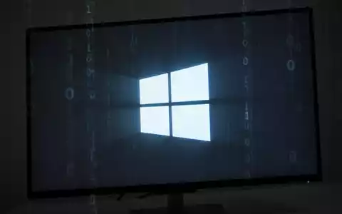 A glowing Windows logo projected onto a dark computer screen, reflecting subtle binary code, symbolizing a new operating system update. - Foto: über boerse-global.de