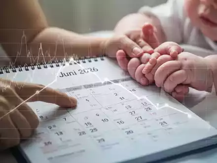 Nahaufnahme eines Kalenderblattes 'Juni 2026' mit einer Hand, die auf ein Datum zeigt, und einem fallenden Diagramm. Im Hintergrund hält eine Frauenhand eine Babyhand. - Foto: über boerse-global.de