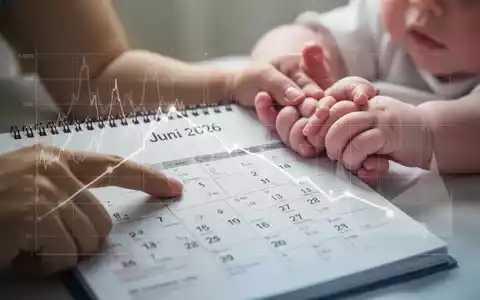 Nahaufnahme eines Kalenderblattes 'Juni 2026' mit einer Hand, die auf ein Datum zeigt, und einem fallenden Diagramm. Im Hintergrund hält eine Frauenhand eine Babyhand. - Foto: über boerse-global.de