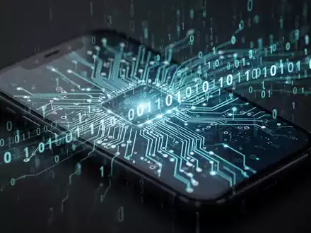 Ein Smartphone-Bildschirm zeigt eine stilisierte, leuchtende Leiterplatte mit fließendem binärem Code, der Datensicherheit und Cyberbedrohungen symbolisiert. - Foto: über boerse-global.de