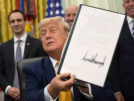 Donald Trumps Erlass sieht unterdessen eine schnellere Einführung der Quantentechnologie durch die US-Regierung vor. - Foto: Jacquelyn Martin/AP/dpa