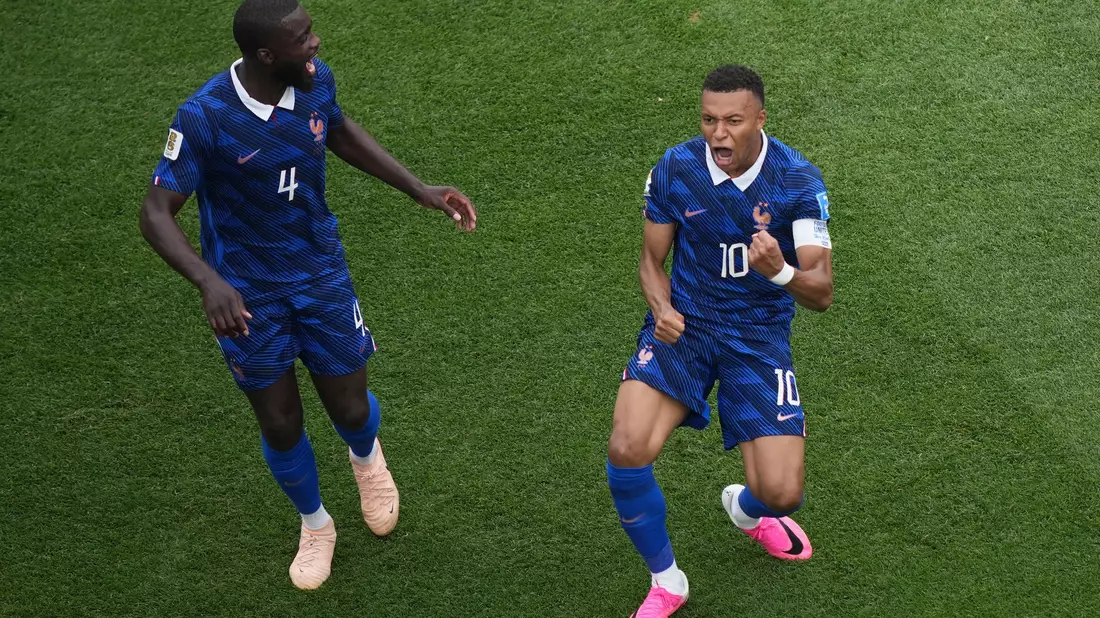Im 100. Länderspiel: Kylian Mbappé feiert sein Führungstor mit Bayern-Profi Dayot Upamecano.  - Bild: Matt Rourke/AP/dpa