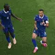 Im 100. Länderspiel: Kylian Mbappé feiert sein Führungstor mit Bayern-Profi Dayot Upamecano.  - Bild: Matt Rourke/AP/dpa