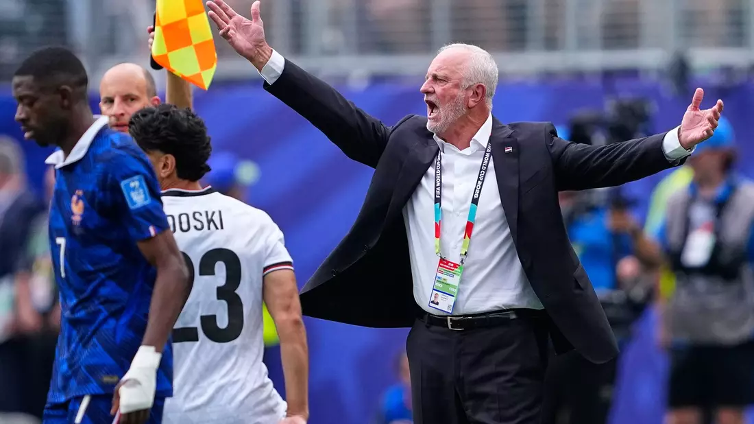 Graham Arnold trainiert den Irak seit Mai 2025.  - Bild: Petr David Josek/AP/dpa