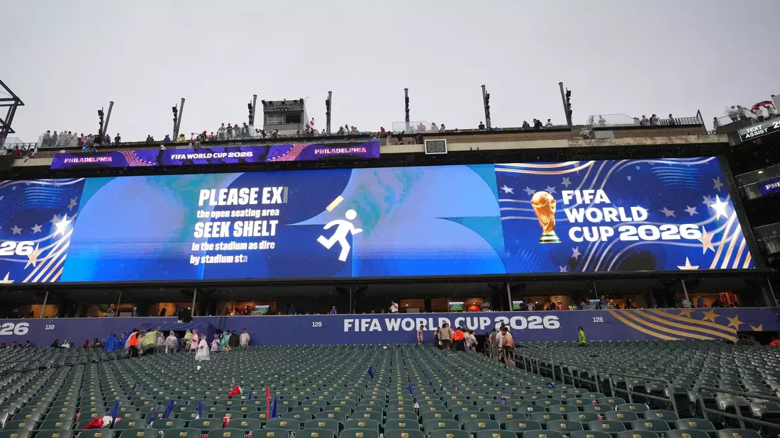 Über die Anzeigentafel werden die Besucher aufgefordert, das Stadion zu verlassen.  - Bild: Petr David Josek/AP/dpa