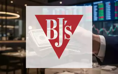 Eine Hand hält einen Stapel Geldscheine, im Hintergrund verschwommen ein Restaurant oder Finanzdaten. - Foto: über boerse-global.de
