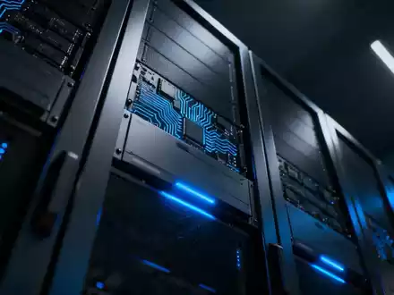 Ein modernes Rechenzentrum mit leuchtenden Server-Racks, die fortschrittliche Technologie und Finanzberichte symbolisieren. - Foto: über boerse-global.de