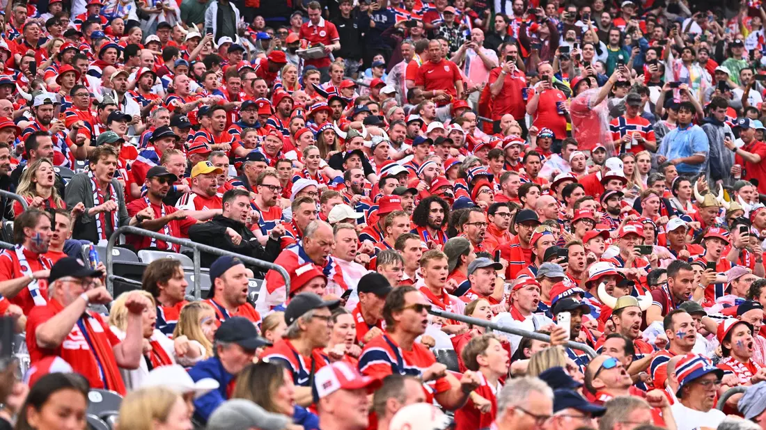 Die norwegischen Fans zeigen ihre Ruder-Choreografie. - Bild: Tom Weller/dpa