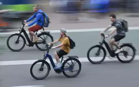 E-Bikes dominieren den deutschen Fahrradmarkt, doch die Preise fallen. (Archivbild) - Foto: Arne Dedert/dpa