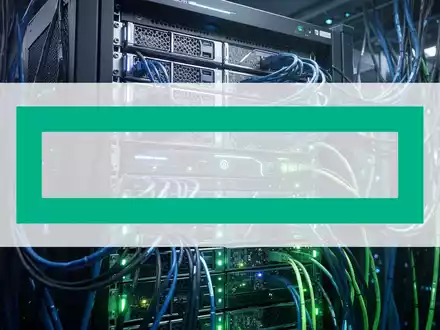 Nahaufnahme eines futuristischen Server-Racks in einem KI-Rechenzentrum mit leuchtenden Lichtern und Netzwerkkabeln. - Foto: über boerse-global.de