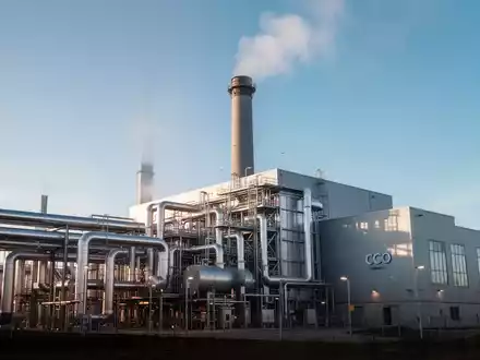 Eine moderne CO2-Abscheidungsanlage in Schweden mit Industrierohren und einem Schornstein unter blauem Himmel. - Foto: über boerse-global.de