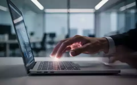 Eine Hand, die über einer Laptoptastatur schwebt, mit verschwommenem, modernem Büro im Hintergrund. Symbolisiert digitale Arbeit und mentale Gesundheit. - Foto: über boerse-global.de