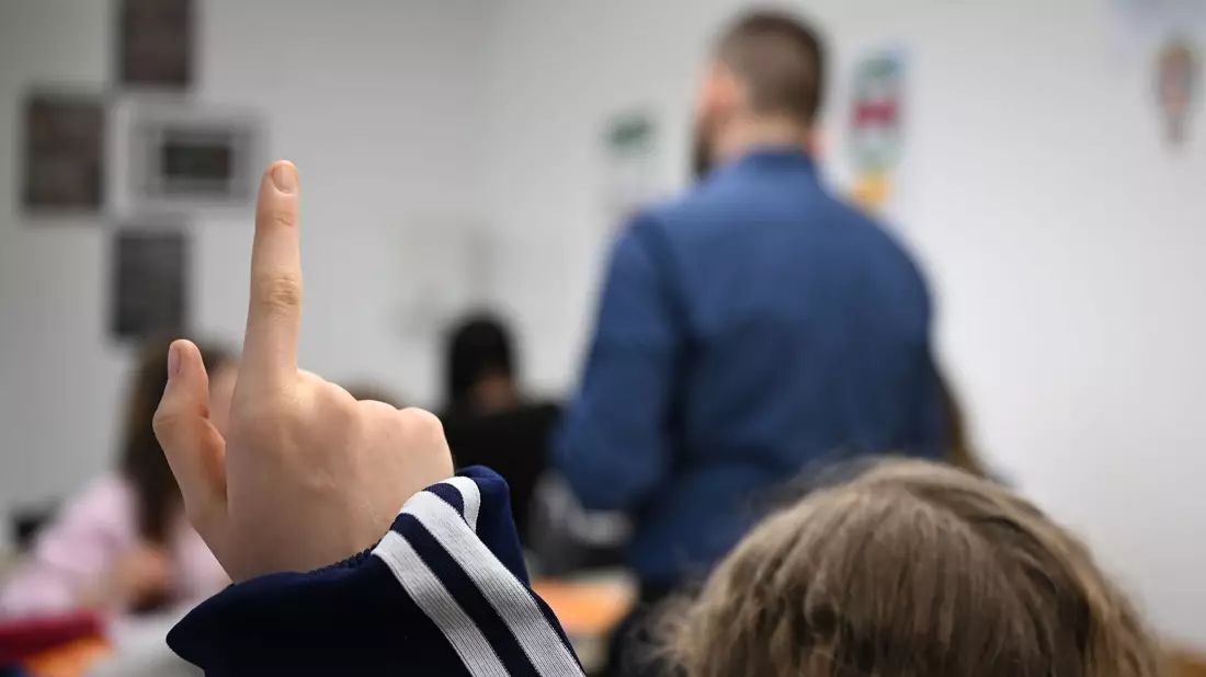 Nicht immer melden sich Schüler so brav: Immer mehr Lehrkräfte nehmen das Verhalten im Klassenzimmer als Belastung wahr. (Symbolbild) - Bild: Bernd Weißbrod/dpa