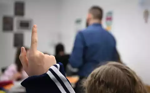 Nicht immer melden sich Schüler so brav: Immer mehr Lehrkräfte nehmen das Verhalten im Klassenzimmer als Belastung wahr. (Symbolbild) - Foto: Bernd Weißbrod/dpa