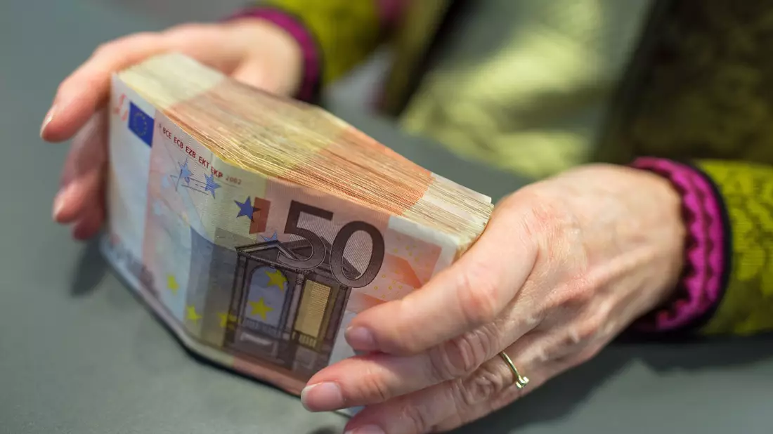 Wenn es in kleinen Firmen finanziell eng wird, verzichten die Inhaber häufig auf ihr eigenes Gehalt, anstatt einen Kredit aufzunehmen.  - Bild: Matthias Balk/dpa
