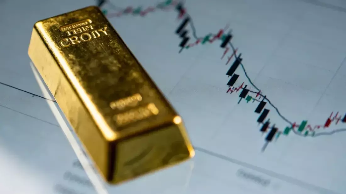 Goldman Sachs Cuts Gold Target to $4,900, Defying Wall Street Bullish Consensus