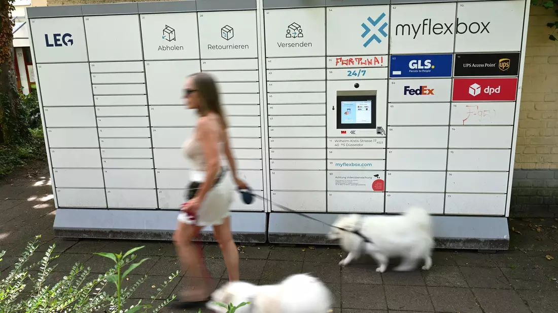 Gassigehen am Paketautomaten vorbei: Alltagsszene aus Düsseldorf. - Bild: Wolf von Dewitz/dpa