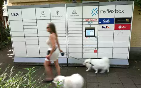 Gassigehen am Paketautomaten vorbei: Alltagsszene aus Düsseldorf. - Foto: Wolf von Dewitz/dpa