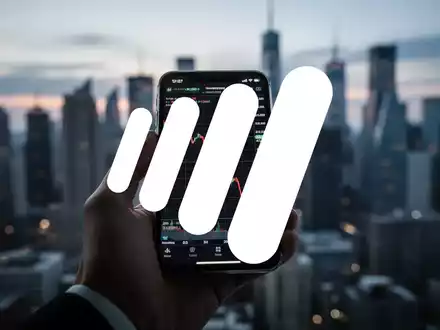 Eine Hand hält ein Smartphone mit einem roten, fallenden Börsenchart vor der Silhouette einer Finanzmetropole. - Foto: über boerse-global.de
