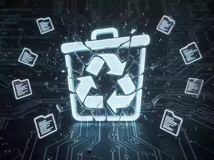 A glowing, fragmented recycle bin icon on a dark, circuit board-like background, symbolizing a software bug. - Foto: über boerse-global.de