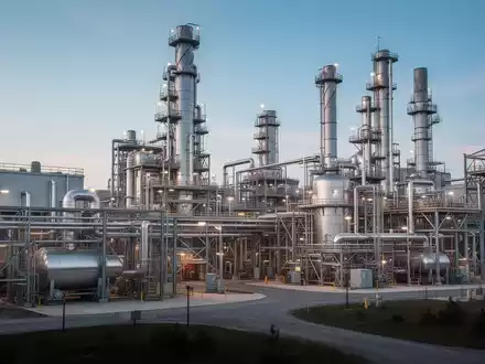 Eine weitläufige, moderne Fabrikanlage zur Verarbeitung seltener Erden in South Carolina, USA, mit großen Maschinen und einem klaren Himmel. - Foto: über boerse-global.de