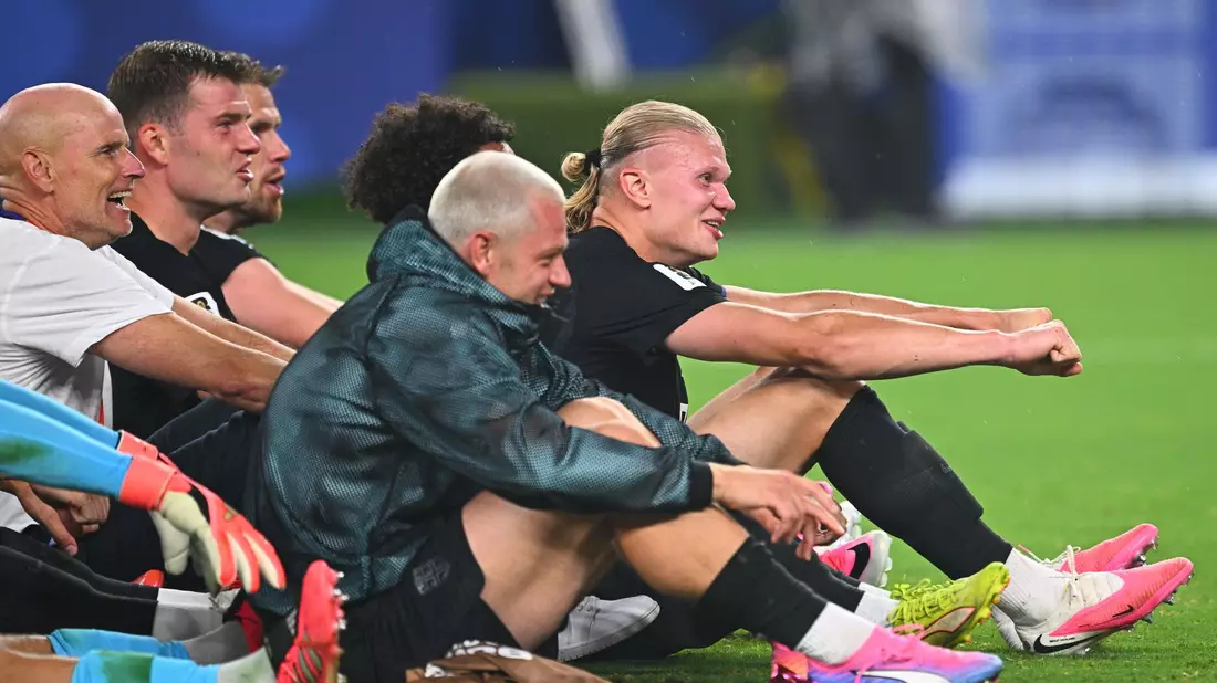 Vorzeitig im Sechzehntelfinale: Erling Haaland (r.) und seine Norweger. - Bild: Tom Weller/dpa