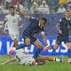 Stürmerstar im Regen: Frankreichs Kylian Mbappé im Zweikampf mit dem Iraker Hussein Ali. - Bild: Matt Slocum/AP/dpa
