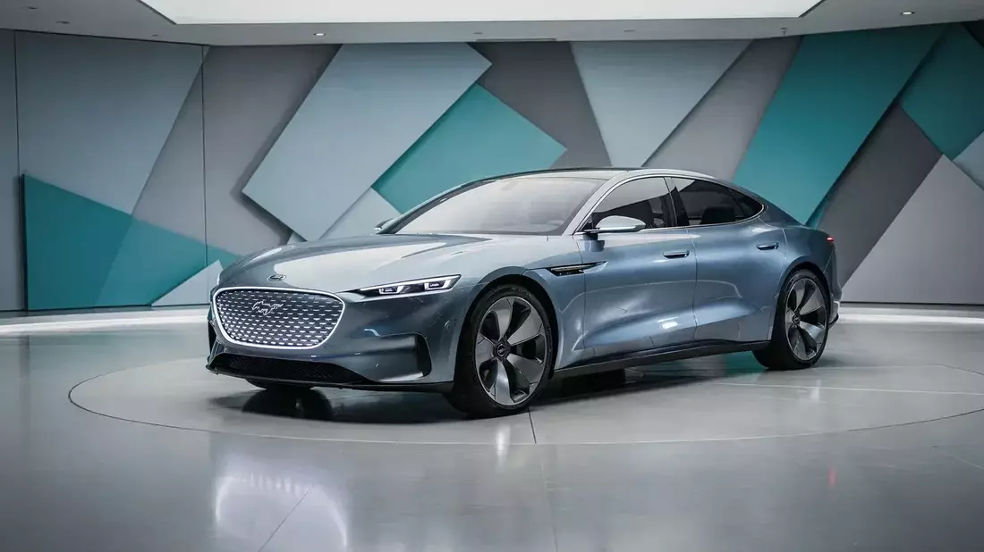 BYD lanza el Denza N8L en China mientras la acción toca mínimos de 52 semanas