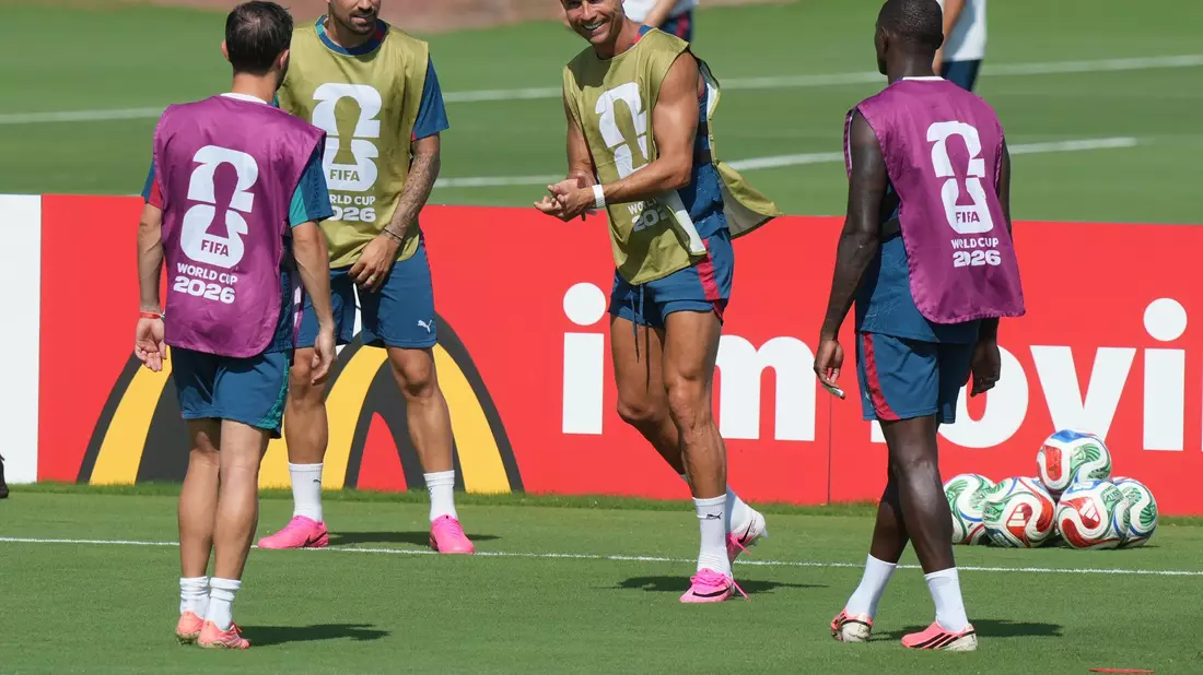 Cristiano Ronaldo und seine Mitspieler beim Training der Portugiesen. - Bild: Marta Lavandier/AP/dpa