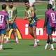 Cristiano Ronaldo und seine Mitspieler beim Training der Portugiesen. - Bild: Marta Lavandier/AP/dpa