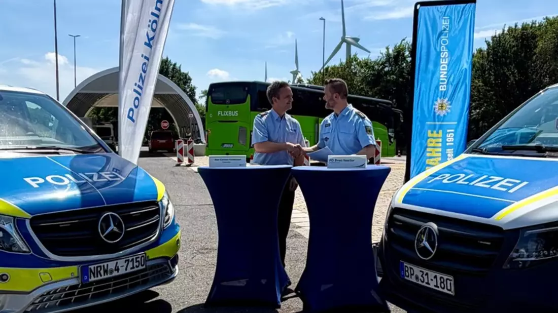 BPOL NRW: Unterzeichnung einer neuen Zusammenarbeitsvereinbarung zwischen der Verkehrsinspektion 3 des Polizeipräsidiums Köln und der Bundespolizeiinspektion Aachen - Bild: presseportal.de