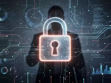 Ein stilisiertes, leuchtendes Vorhängeschloss-Symbol über einer digitalen Benutzeroberfläche mit abstrakten Datenströmen und einer Personensilhouette. - Foto: über boerse-global.de