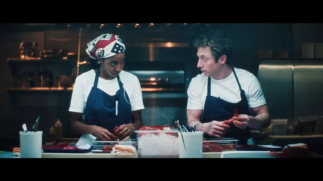 Wie geht es weiter für Koch Carmen «Carmy» Berzatto (Jeremy Allen White, rechts) und seine nicht minder talentierte Kollegin Sydney Adamu (Ayo Edebiri)? Das Restaurant «The Bear» steht in der fünften Staffel am Scheidepunkt. - Bild: Disney+/dpa