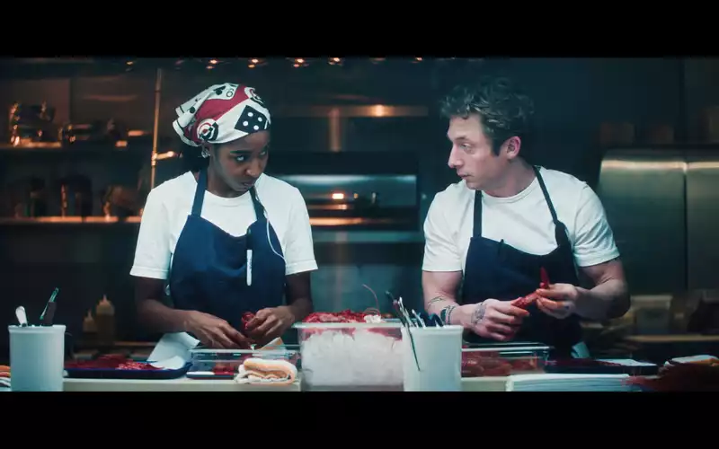 Wie geht es weiter für Koch Carmen «Carmy» Berzatto (Jeremy Allen White, rechts) und seine nicht minder talentierte Kollegin Sydney Adamu (Ayo Edebiri)? Das Restaurant «The Bear» steht in der fünften Staffel am Scheidepunkt. - Foto: Disney+/dpa