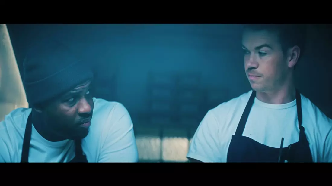 Auch zwischen Dessertkoch Marcus (Lionel Boyce, links) und seinem Kollegen und engen Vertrauten Luca (Will Poulter) ist das Verhältnis plötzlich angespannt. - Bild: Disney+/dpa