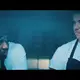Auch zwischen Dessertkoch Marcus (Lionel Boyce, links) und seinem Kollegen und engen Vertrauten Luca (Will Poulter) ist das Verhältnis plötzlich angespannt. - Bild: Disney+/dpa