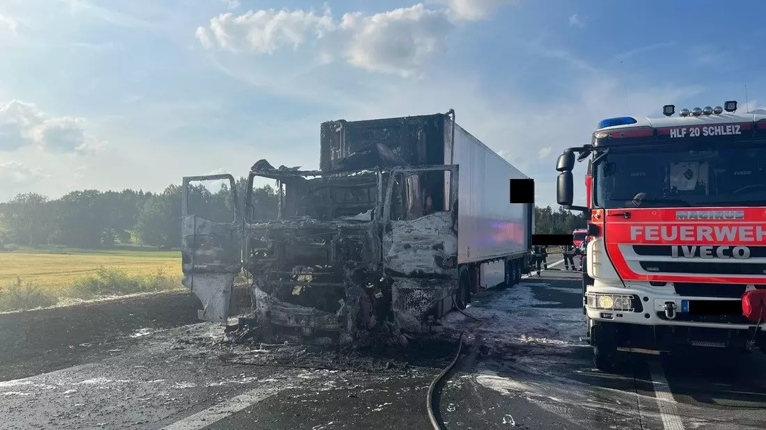 API-TH: Brennender Sattelzug sorgt für Vollsperrung auf A9 - Lkw-Fahrer blieb leicht verletzt - Bild: presseportal.de