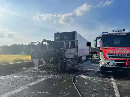 API-TH: Brennender Sattelzug sorgt für Vollsperrung auf A9 - Lkw-Fahrer blieb leicht verletzt - Foto: presseportal.de