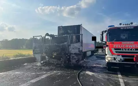 API-TH: Brennender Sattelzug sorgt für Vollsperrung auf A9 - Lkw-Fahrer blieb leicht verletzt - Foto: presseportal.de