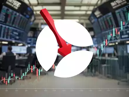 Ein roter Pfeil zeigt auf einem Finanzchart nach unten, umgeben von einem unscharfen Börsenhintergrund. - Foto: über boerse-global.de