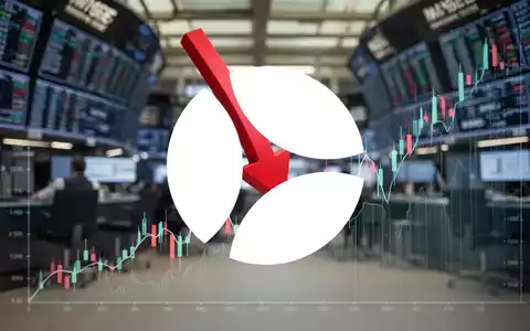 Ein roter Pfeil zeigt auf einem Finanzchart nach unten, umgeben von einem unscharfen Börsenhintergrund. - Foto: über boerse-global.de